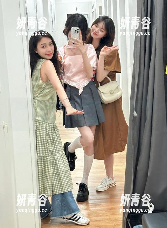 待我在吃瓜网登录后，瞬间变身朋友圈的‘八卦百科’！
